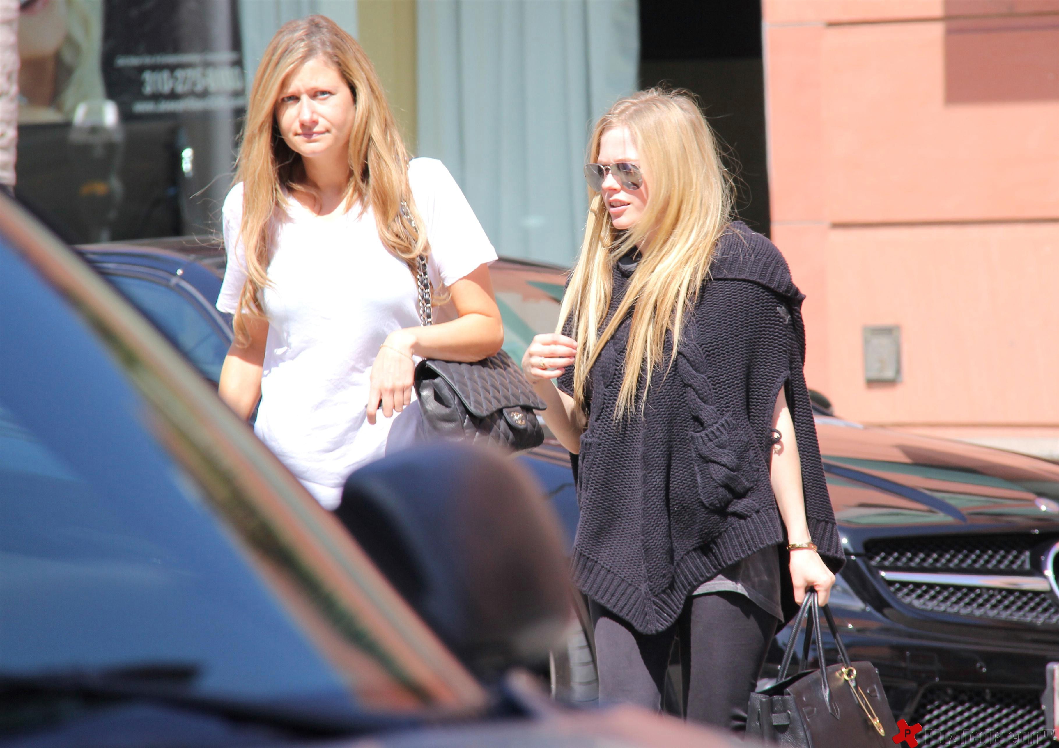 Avril Lavigne after getting her nails done at a salon | Picture 89928